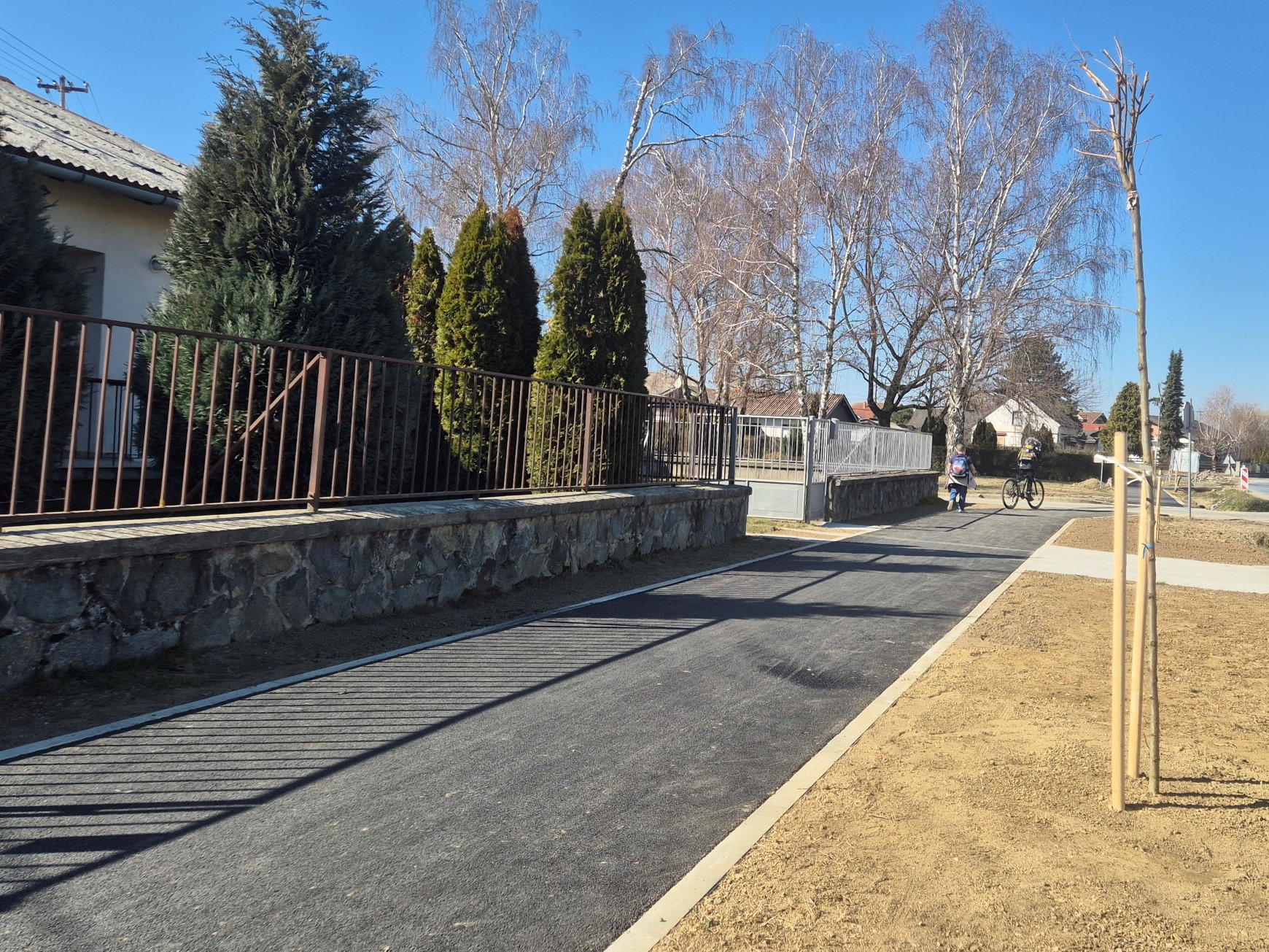 Završena izgradnja pješačko biciklističke staze kroz Valpovačku ulicu u Bizovcu